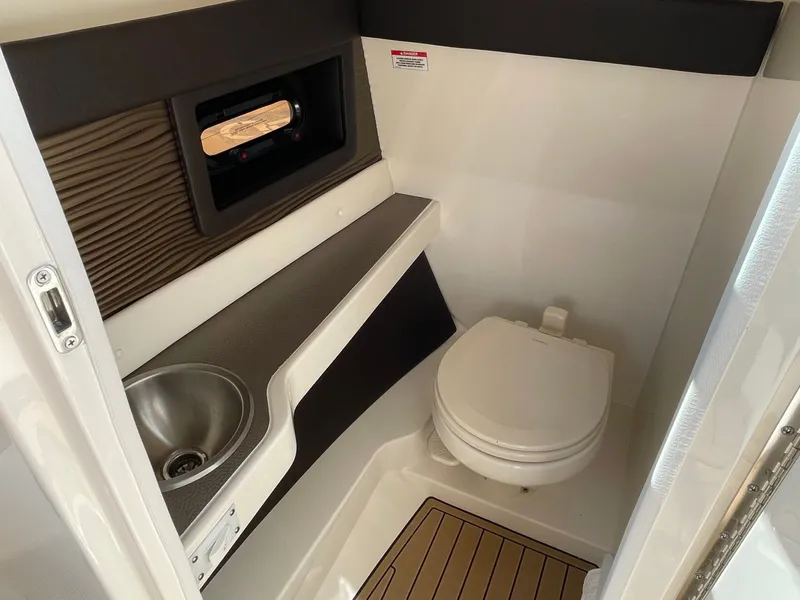 Slide: The Image of Sea Ray SLX 280 2020 - 32