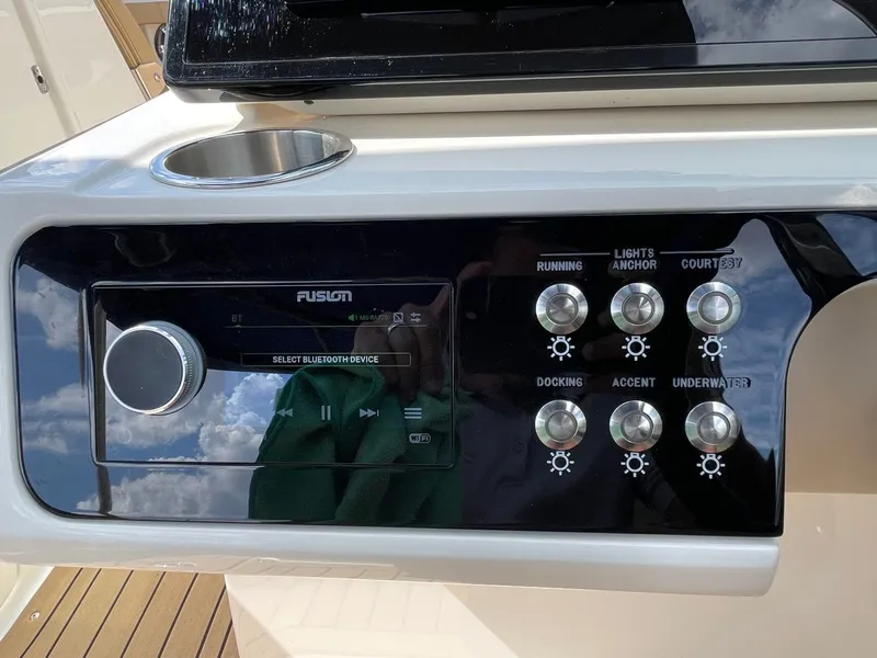 Slide: The Image of Sea Ray SLX 280 2020 - 38