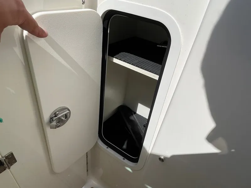 Slide: The Image of Sea Ray SLX 280 2020 - 40