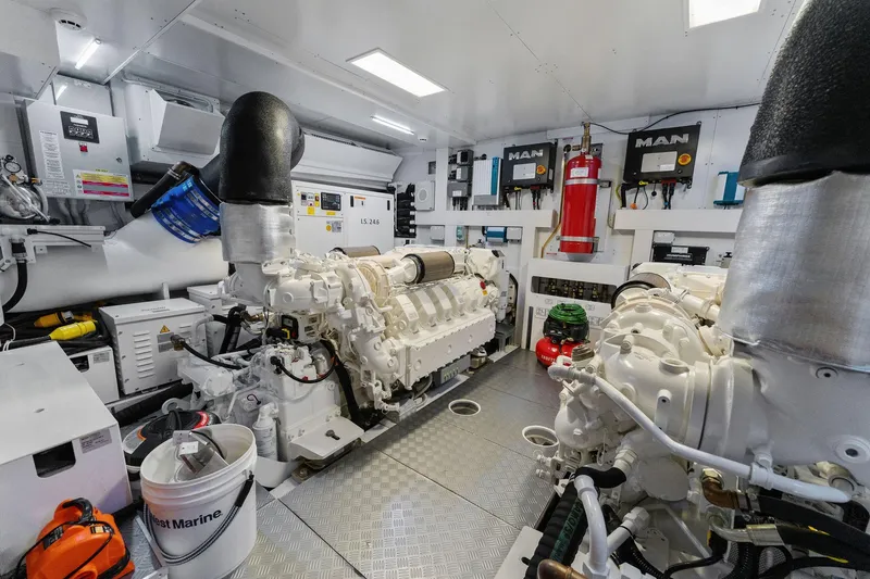 Slide: The Image of Ferretti 780 2023 - 93