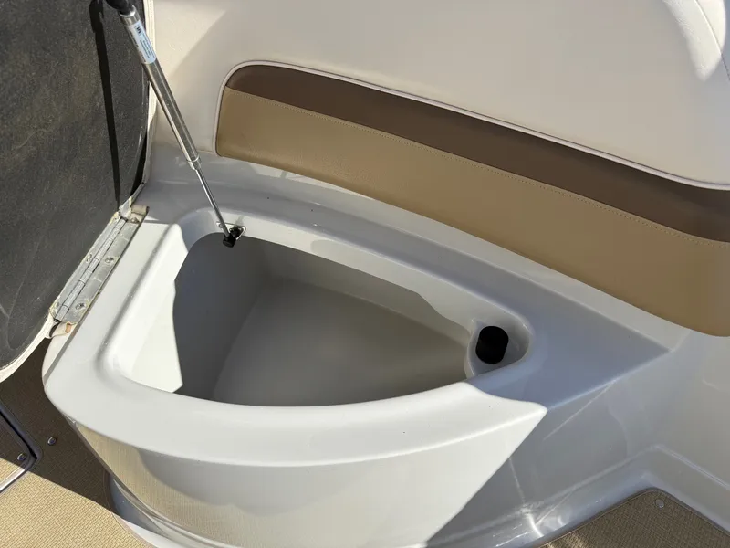 Slide: The Image of Crownline Boats Eclipse E4 2013 - 30