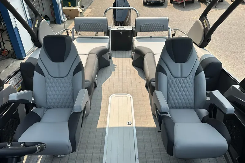 Slide: The Image of 2025 Avalon Excalibur LTD Quad Lounge Windshield interior with luxurious seating and modern design. - 14