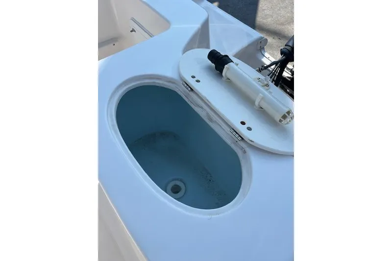 Slide: The Image of Livewell on 2007 Sea Hunt Triton 207 boat, open lid, white and blue interior. - 17