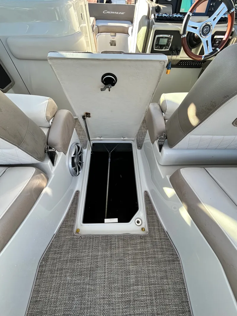Slide: The Image of Crownline Boats E29XS 2017 - 12