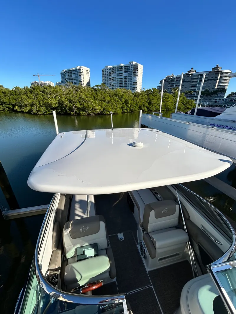 Slide: The Image of Crownline Boats E29XS 2017 - 19