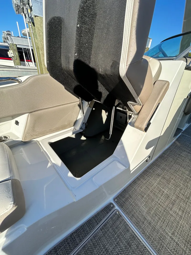 Slide: The Image of Crownline Boats E29XS 2017 - 6