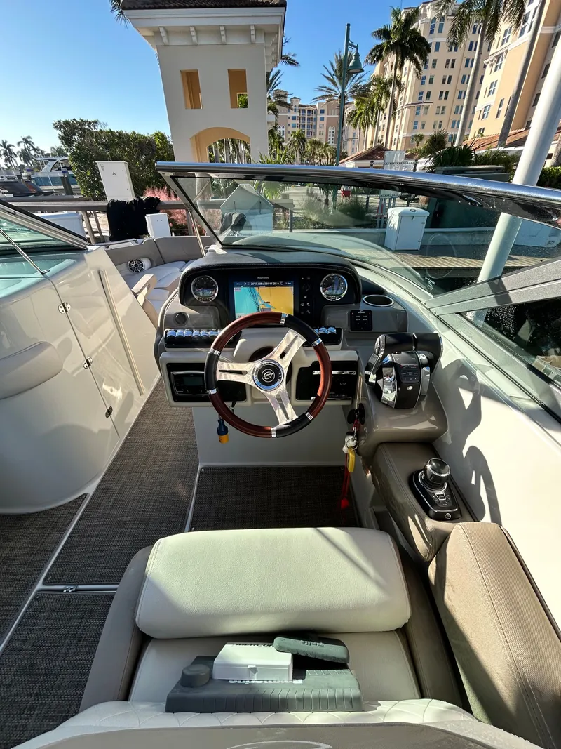 Slide: The Image of Crownline Boats E29XS 2017 - 8