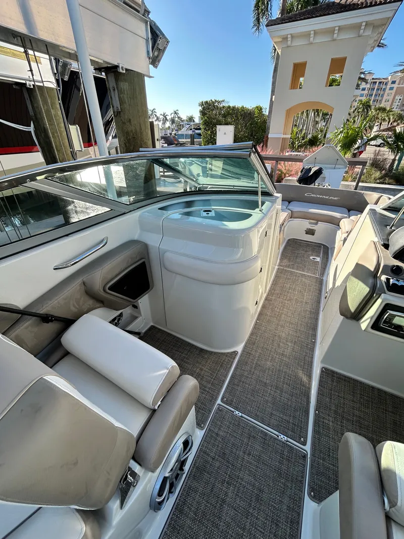 Slide: The Image of Crownline Boats E29XS 2017 - 9