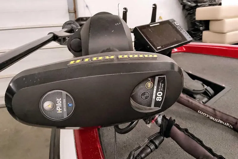 Slide: The Image of 2005 Ranger 185 VX boat with Minn Kota i-Pilot trolling motor and fishfinder. - 10