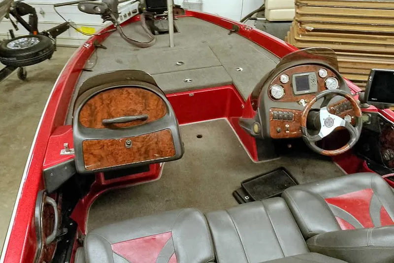 Slide: The Image of 2005 Ranger 185 VX boat interior with steering wheel and dashboard controls. - 17