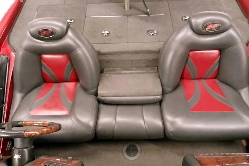 Slide: The Image of 2005 Ranger 185 VX boat interior with dual gray and red seats. - 26