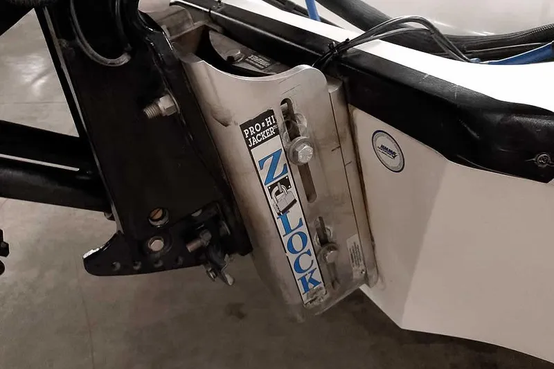 Slide: The Image of 2005 Ranger 185 VX boat with Pro Hi Jacker Z-Lock jack plate detail. - 41