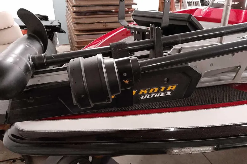 Slide: The Image of 2005 Ranger 185 VX boat with Minn Kota Ultrex trolling motor, close-up view. - 9