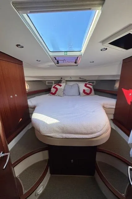 Slide: The Image of Die Kabine der Nimbus 405 Coupe 2024 hat ein großes Bett und ein Dachfenster. - 20