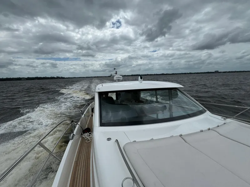 Slide: The Image of Nimbus 405 Coupe 2024 auf dem Wasser mit bewölktem Himmel. - 42