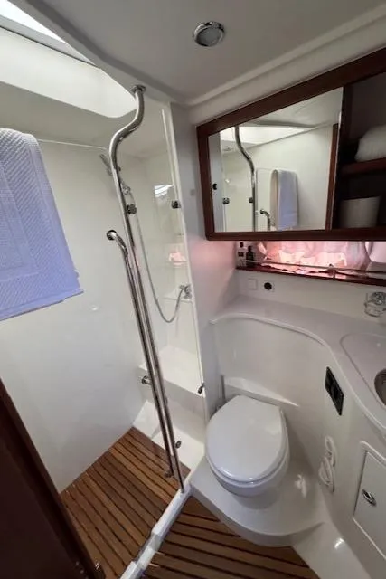 Slide: The Image of Das Badezimmer der Nimbus 405 Coupe 2024 verfügt über eine Dusche, Toilette und Holzfußboden. - 18
