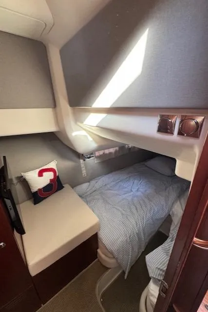 Slide: The Image of Kabine der Nimbus 405 Coupe mit Einzelbett und Sitzbank. - 19