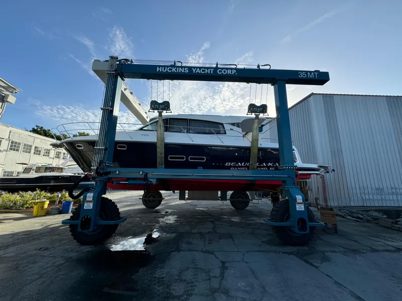 Slide: The Image of Nimbus 405 Coupe 2024 auf einem Bootslift in einer Werft. - 26