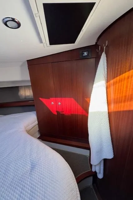 Slide: The Image of Innenraum der Nimbus 405 Coupe 2024 mit Holzwänden und einem Bett. - 21
