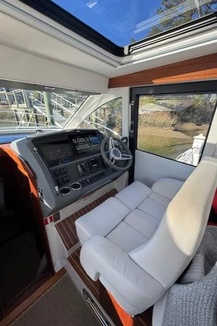 Slide: The Image of Innenraum des Nimbus 405 Coupe 2024 mit modernem Steuerstand und komfortablem Sitz. - 14