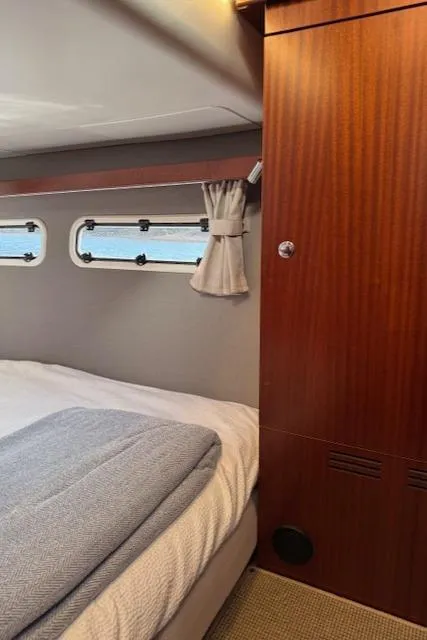 Slide: The Image of Innenraum der Nimbus 405 Coupe 2024 mit gemütlichem Bett und Holzwänden. - 24