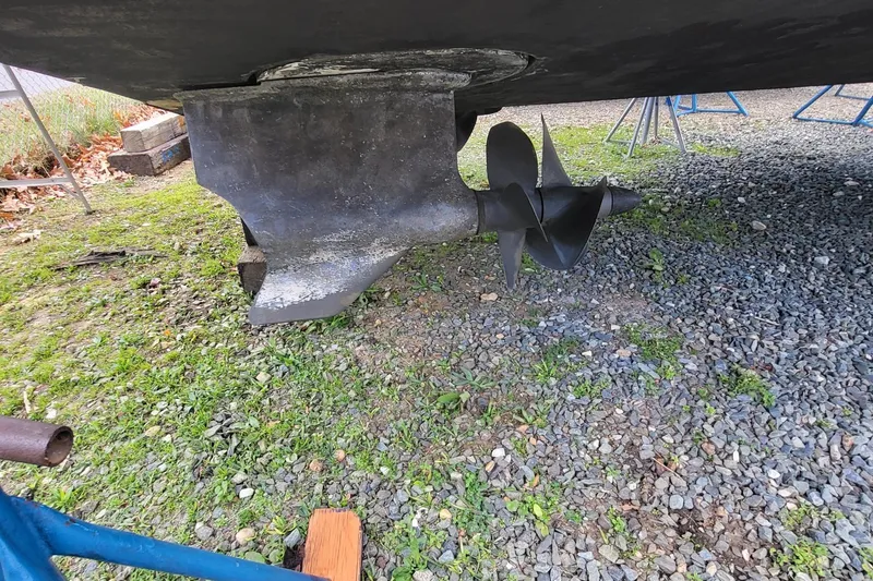 Slide: The Image of Propeller and rudder of a 2008 Marquis 40 SC yacht on gravel and grass. - 12