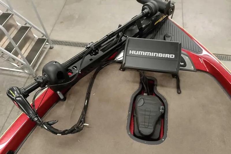 Slide: The Image of 2008 Ranger Z520 Comanche boat with Humminbird fish finder and trolling motor. - 27