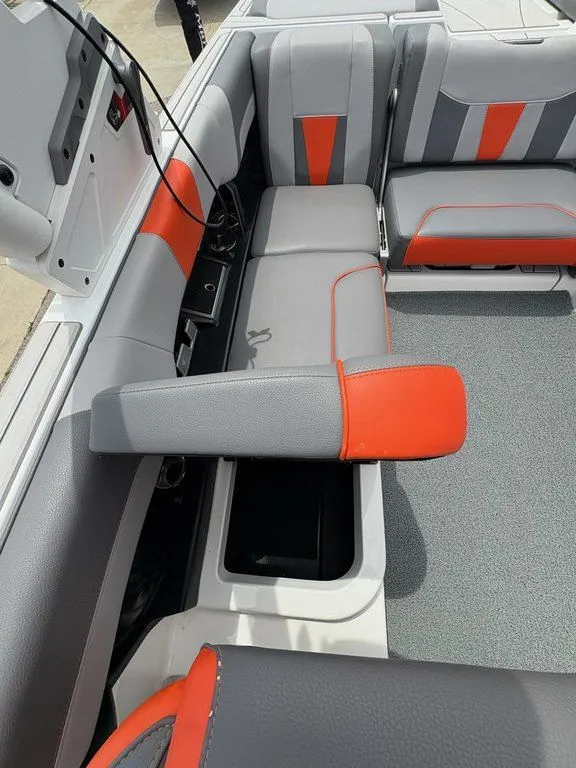 Slide: The Image of Malibu 23 LSV 2022 - 30