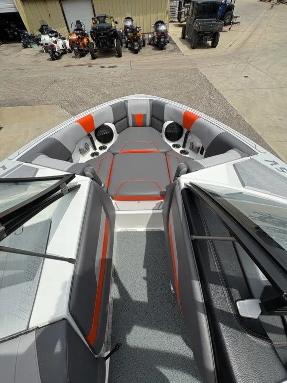 Slide: The Image of Malibu 23 LSV 2022 - 18