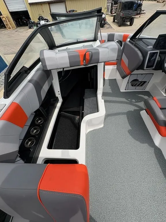 Slide: The Image of Malibu 23 LSV 2022 - 22