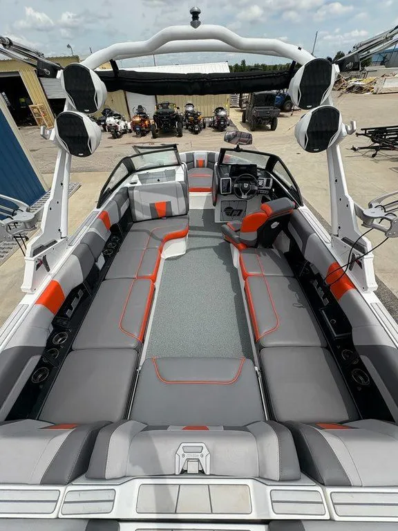 Slide: The Image of Malibu 23 LSV 2022 - 8