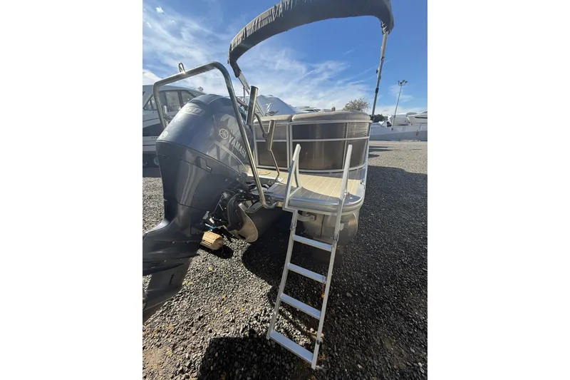 Slide: The Image of 2016 Bennington SX22 pontoon boat with Yamaha engine and boarding ladder. - 4