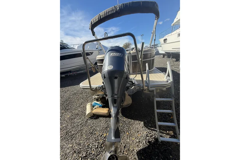 Slide: The Image of 2016 Bennington SX22 pontoon boat with outboard motor and boarding ladder. - 5