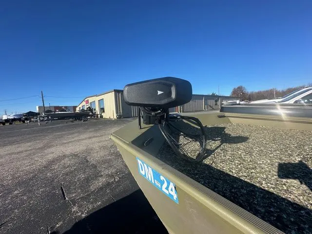 Slide: The Image of Lowe Roughneck RX1870 Pathfinder 2024 - 7