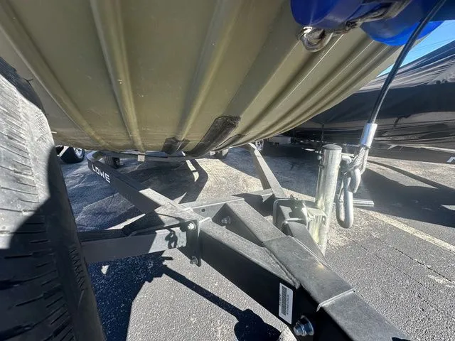 Slide: The Image of Lowe Roughneck RX1870 Pathfinder 2024 - 9