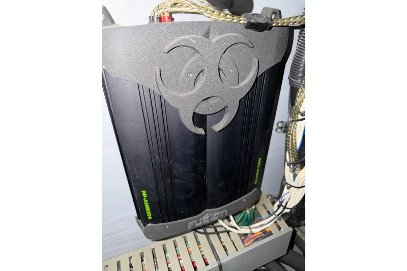 Slide: The Image of 1999 Sea Ray 400 Sundancer audio amplifier with wiring connections. - 17