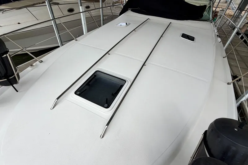 Slide: The Image of 1999 Sea Ray 400 Sundancer yacht deck with hatch and railing. - 5