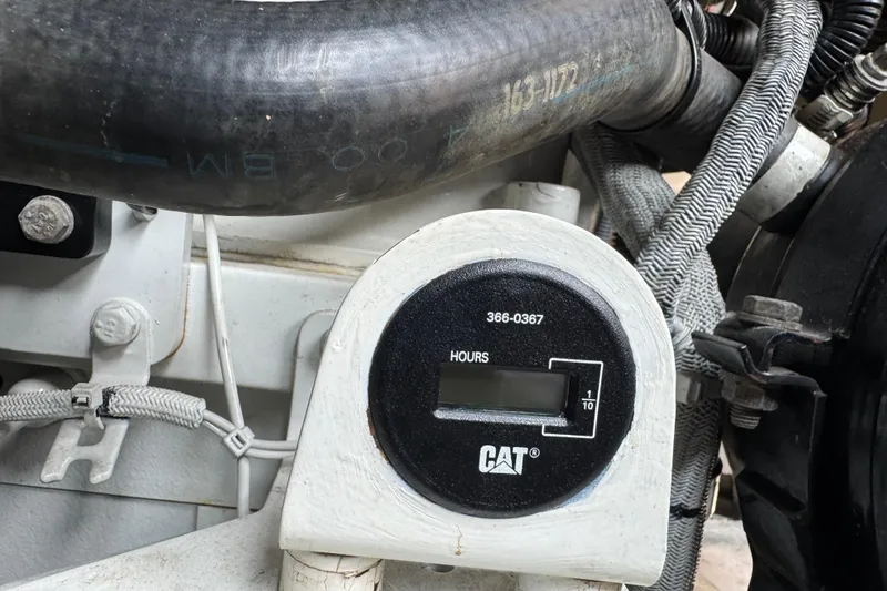 Slide: The Image of CAT engine hour meter on a 2001 Sea Ray 540 Sundancer yacht. - 40