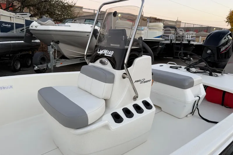 Slide: The Image of Close-up of a 2023 Mako Pro Skiff 15 CC motor, featuring a 5-speed control. - 23