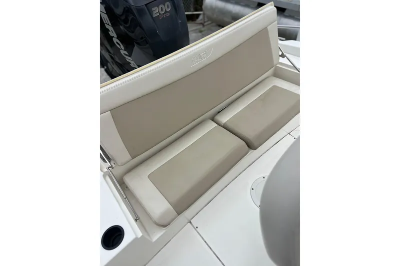 Slide: The Image of 2018 Boston Whaler 210 Dauntless boat seat with Mercury 200 Pro engine. - 16