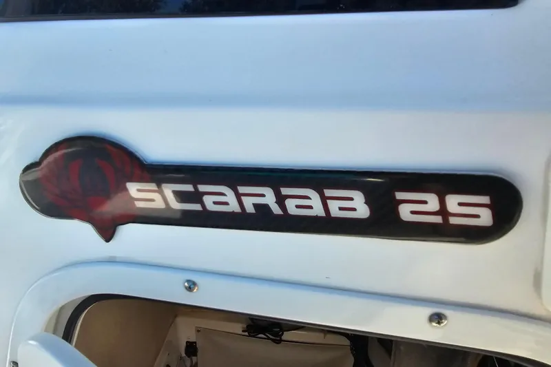 Slide: The Image of Yamaha gauges and Lowrance display on 2015 Wellcraft 252 Fisherman boat dashboard. - 26