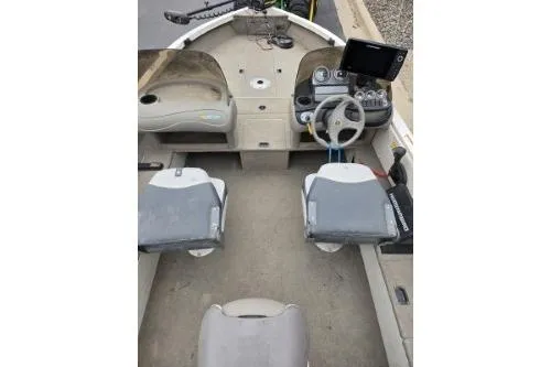 Slide: The Image of 2004 Crestliner 1750 Fish Hawk SC interior with steering console and seating. - 7
