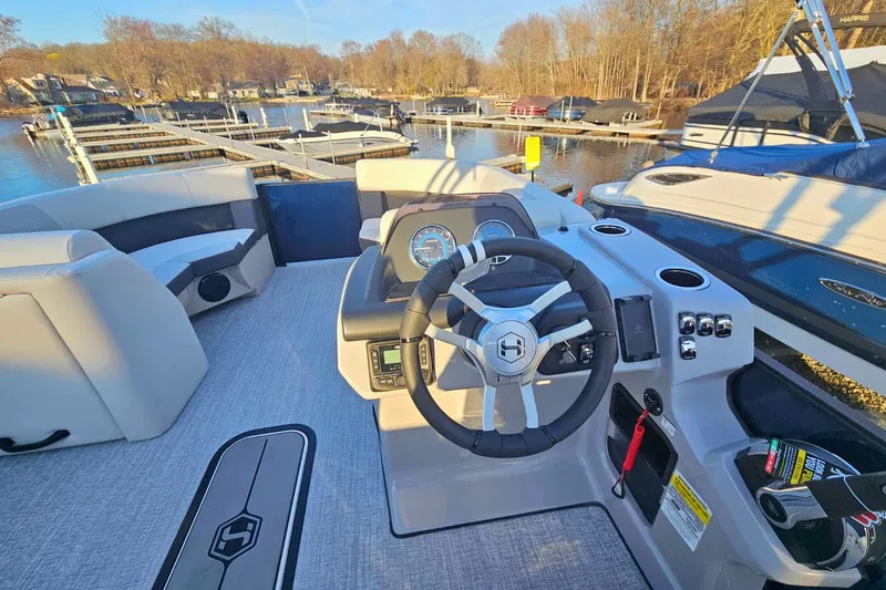 Slide: The Image of Harris Cruiser 210 2026 - 10