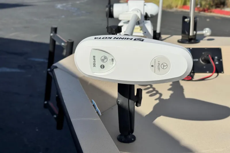 Slide: The Image of 2021 G3 Bay 20 DLX boat with Minn Kota Riptide trolling motor. - 9