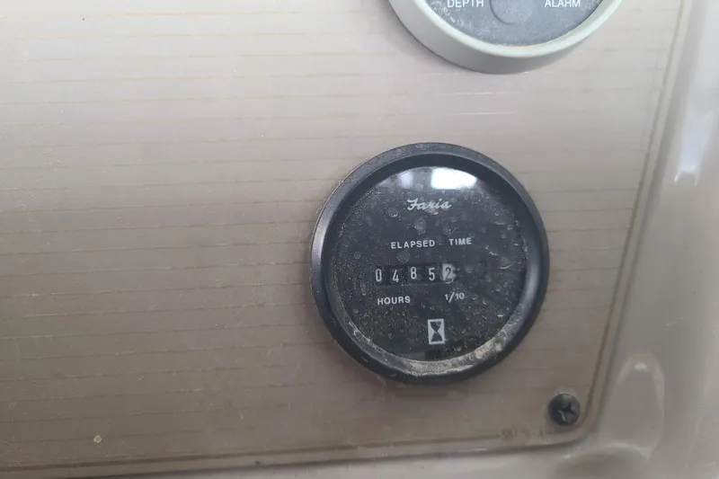 Slide: The Image of Hour meter on 1997 Bayliner 3255 Avanti showing 4852 hours elapsed. - 20