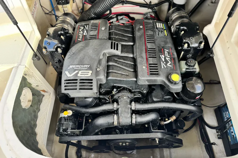 Slide: The Image of Engine of 2001 Sea Ray 240 Sundeck with Mercury MerCruiser V8, 7.4 MPI. - 25