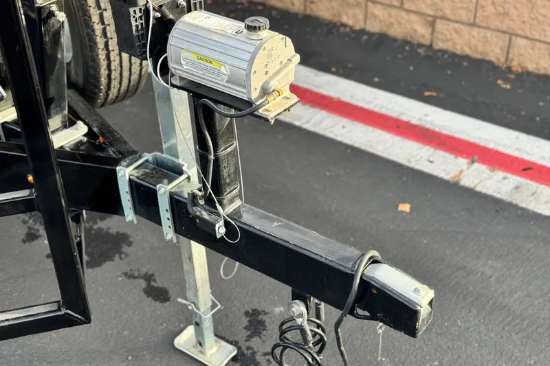 Slide: The Image of Trailer hitch with electric winch for 2001 Sea Ray 240 Sundeck boat. - 38