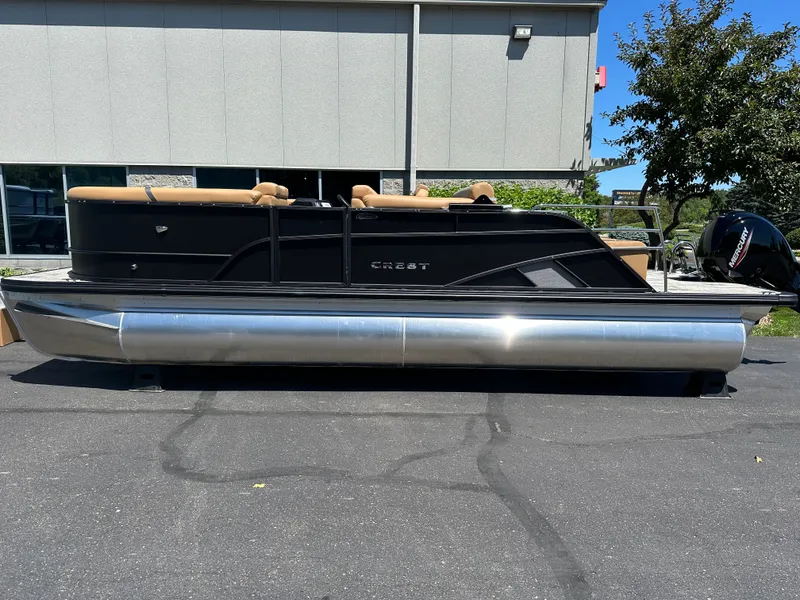 The Image of Crest Conquest 230 SLS 2026 - 1