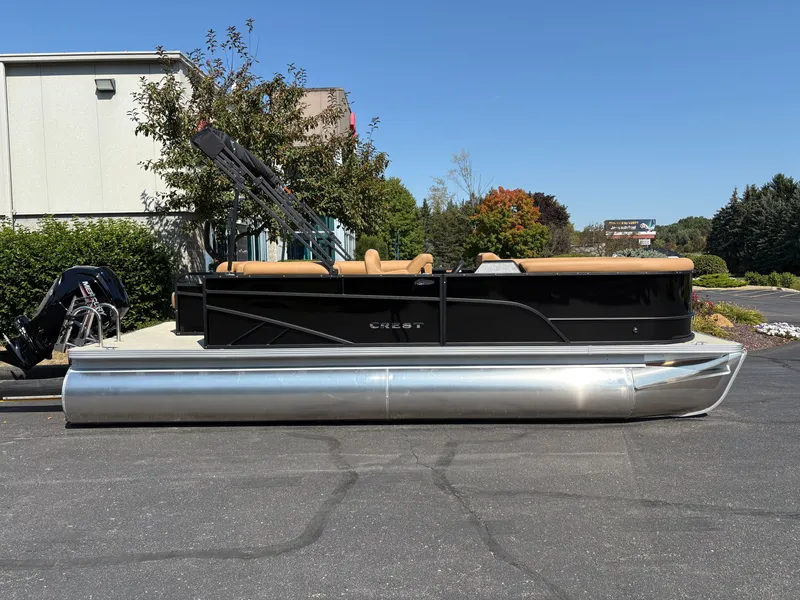 The Image of Crest Conquest SE 220 2026 - 1