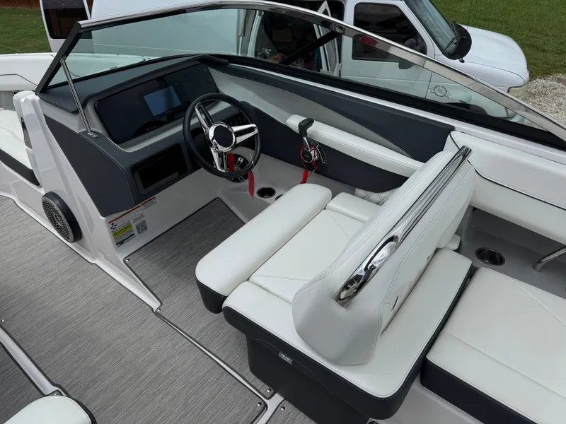 Slide: The Image of Regal LS4 Surf 2019 - 10